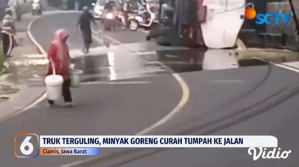 Truk tangki pengangkut minyak goreng curah terguling di Ciamis.