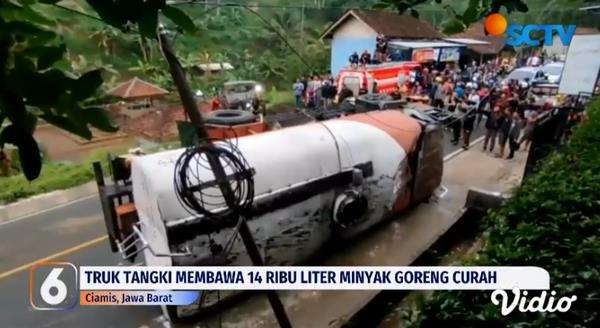 Truk tangki pengangkut minyak goreng curah terguling di Ciamis.
