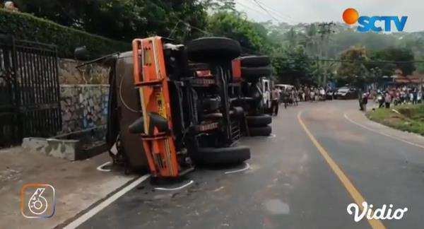 Truk tangki pengangkut minyak goreng curah terguling di Ciamis.
