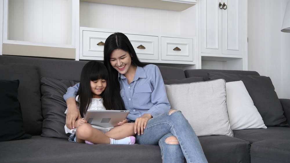 Trik Bikin Kegiatan Mendongeng Jadi Petualangan Imajinatif Seru Bersama Si Kecil