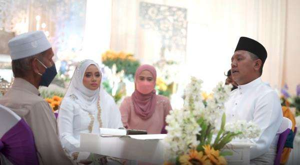 Nikahi pria lebih tua, wanita ini dicap cuma mengincar hartanya.