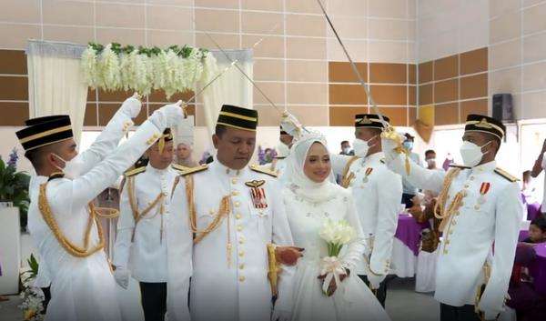 Nikahi pria lebih tua, wanita ini dicap cuma mengincar hartanya.