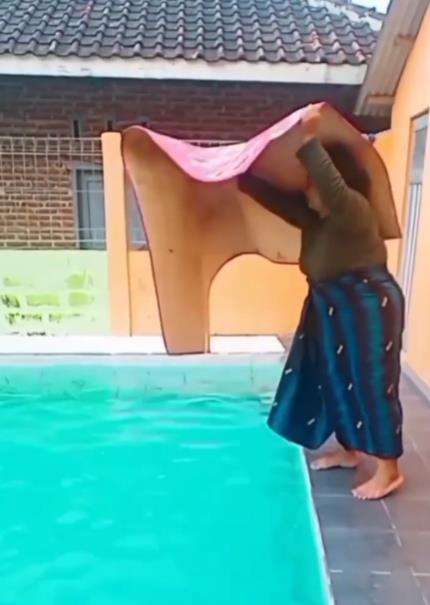 Ikutan tren rebahan di karpet di atas kolam endingnya ngakak.