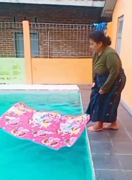 Ikutan tren rebahan di karpet di atas kolam endingnya ngakak.