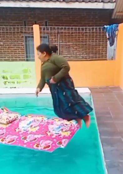 Ikutan tren rebahan di karpet di atas kolam endingnya ngakak.