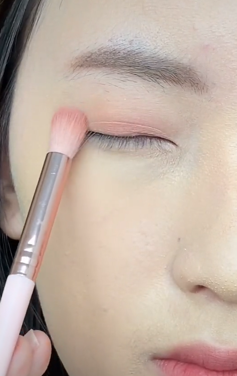 Menggunakan Eyeshadow