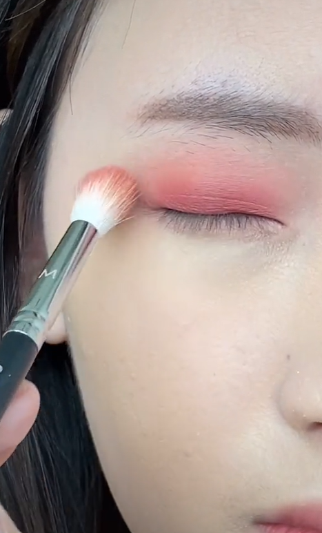 Menggunakan Eyeshadow