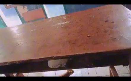 Viral bocah SD ketiduran di dalam laci bangku sekolah.