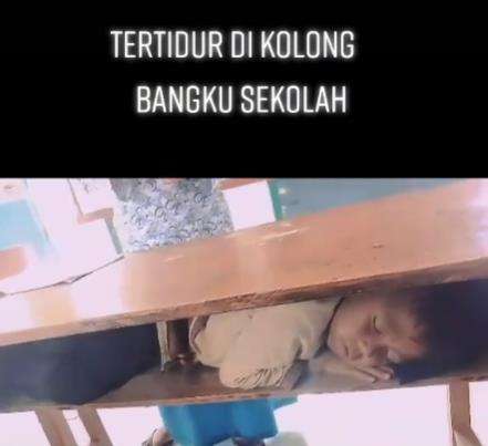 Viral bocah SD ketiduran di dalam laci bangku sekolah.