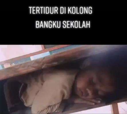 Viral bocah SD ketiduran di dalam laci bangku sekolah.