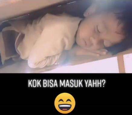 Viral bocah SD ketiduran di dalam laci bangku sekolah.