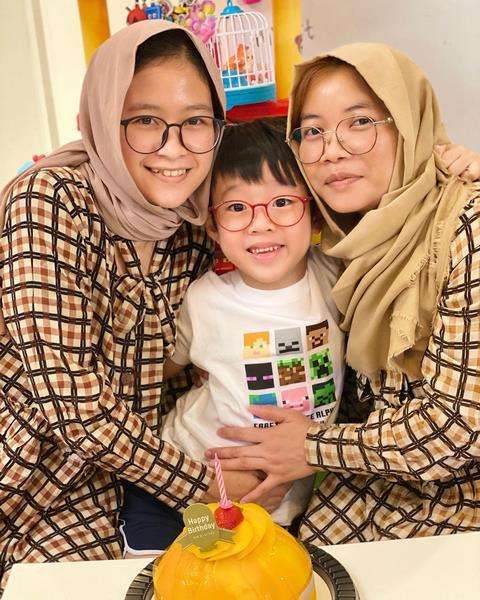 Aktris Hong Kong menangis saat pembantunya pulang ke Indonesia.