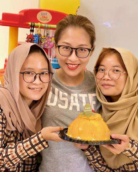 Aktris Hong Kong menangis saat pembantunya pulang ke Indonesia.