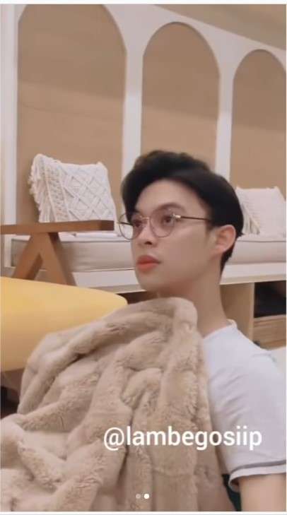 Rey Mbayang fokus nonton drama korea