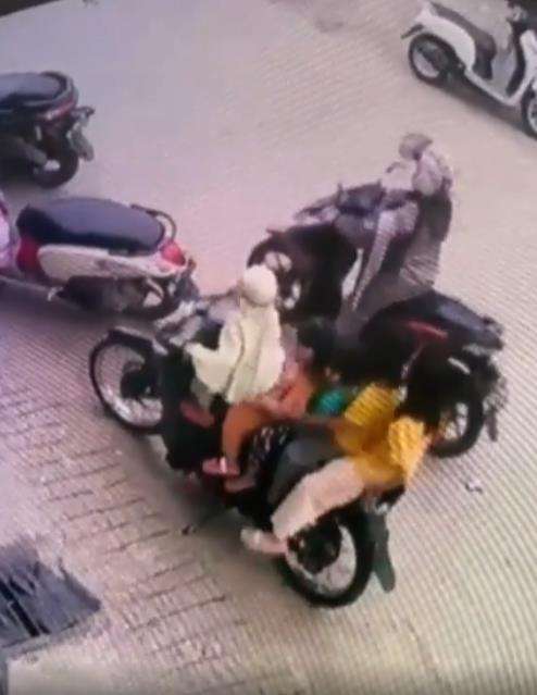 5 bocil naik motor, auto roboh karena kaki tidak sampai tanah.