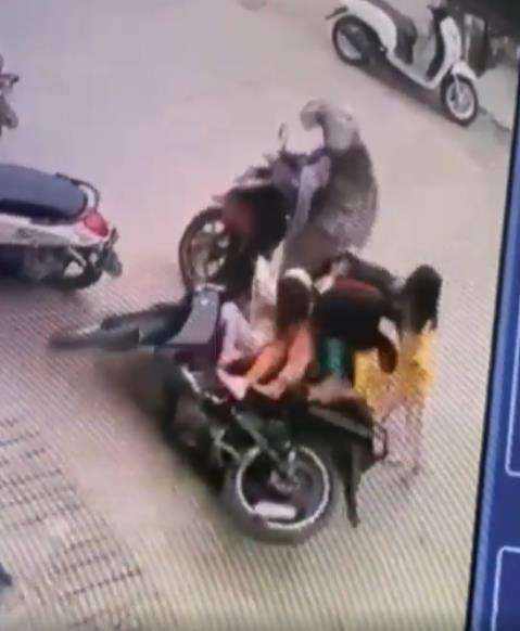 5 bocil naik motor, auto roboh karena kaki tidak sampai tanah.