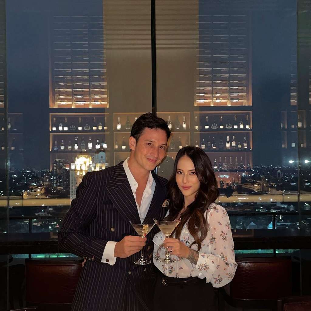 Janisaa Pradja, Istri Mike Lewis