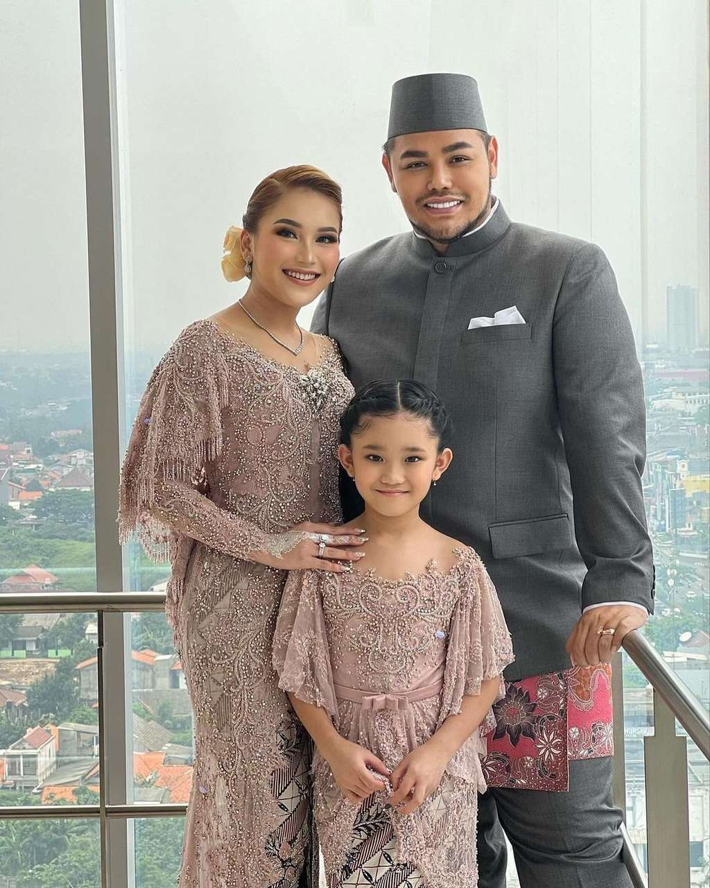 Ayu Ting Ting bersama Igun dan Bilqis