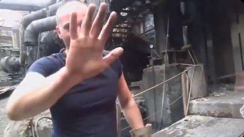Aksi debus pria 'tampar' aliran lelehan besi cair.