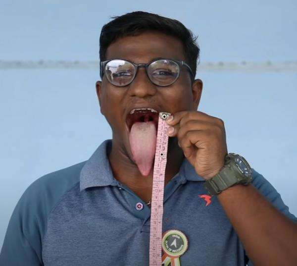 Viral pemuda dengan lidah terpanjang di dunia.