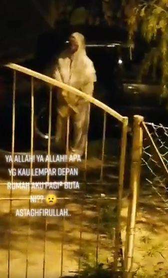 Lewat tengah malam lihat ada orang tabur sesuatu di depan rumah.