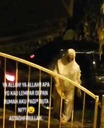 Lewat tengah malam lihat ada orang tabur sesuatu di depan rumah.