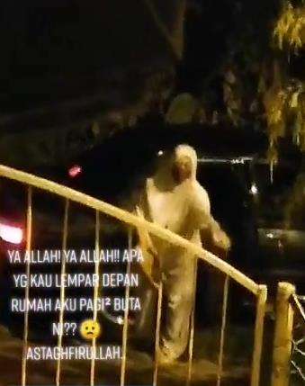 Lewat tengah malam lihat ada orang tabur sesuatu di depan rumah.