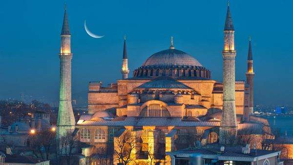 Hagia Sophia, bangunan bersejarah yang penuh gejolak.