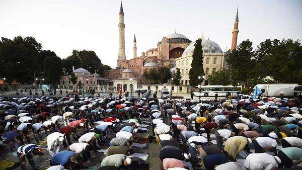 Suasana sholat berjamaah di luar Hagia Sophia.