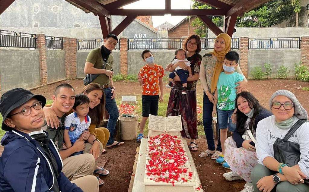 Baim dan keluarga ziarah ke makam mamanya