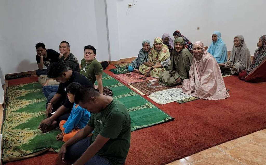 Baim Wong teraweh berjamaah bareng Keluarga di Purwakarta