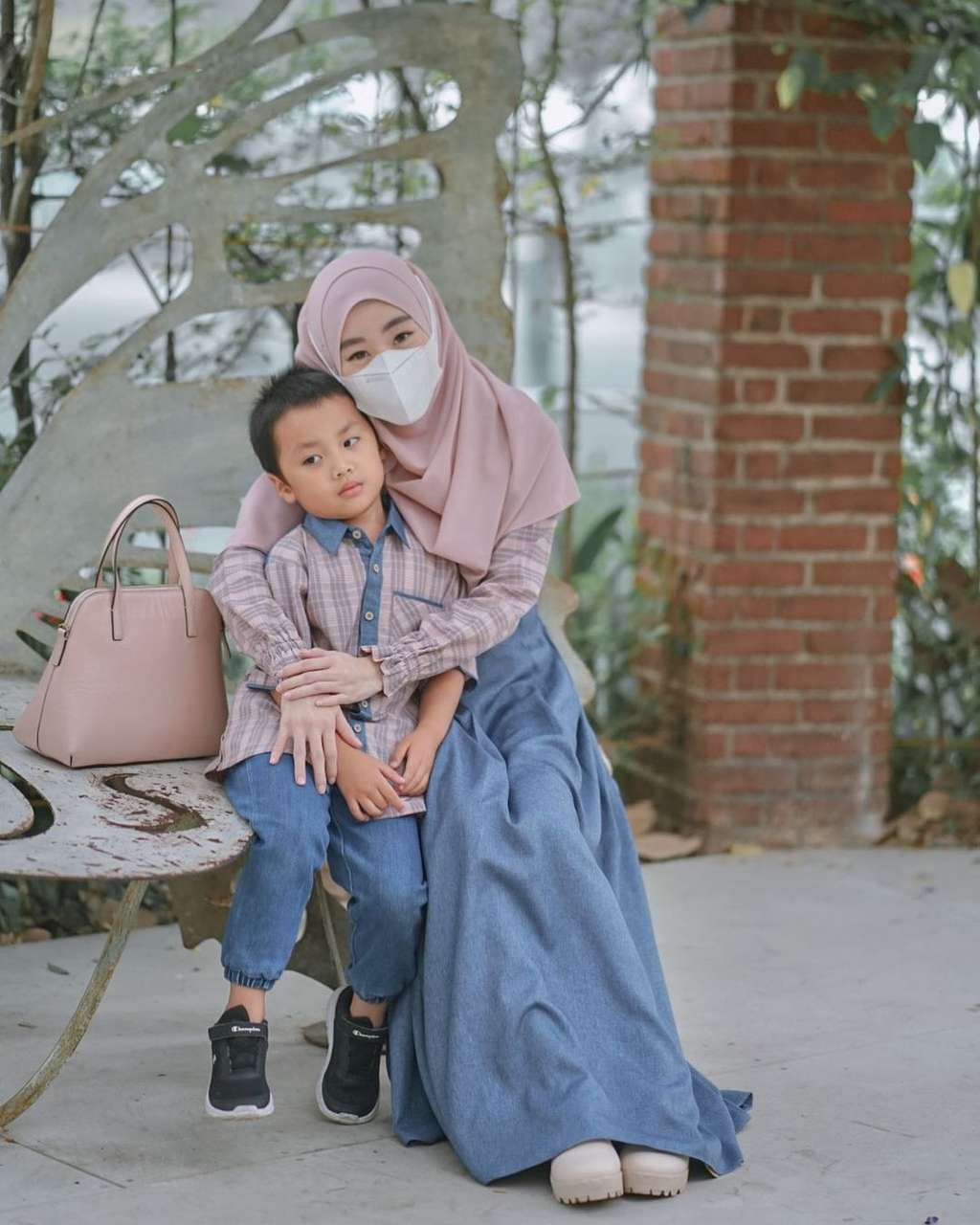 Larissa Chou dan putranya Yusuf