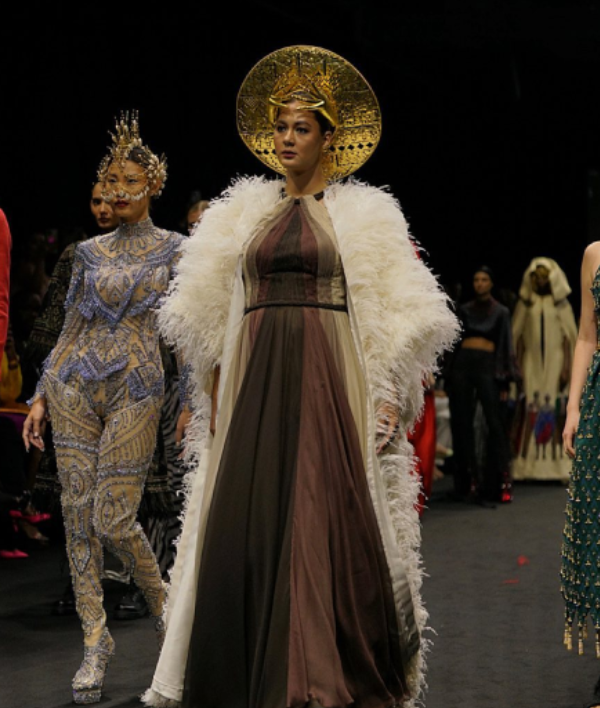 Paula Verhoeven Tampil di Arab Fashion Week