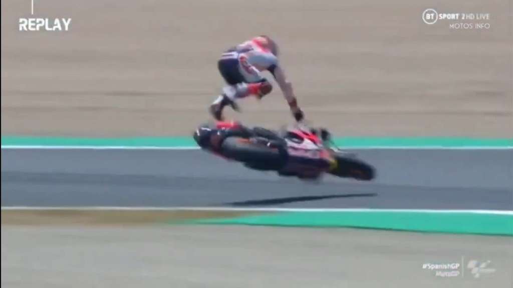 Saat Marquez jatuh di Jerez Saat Marquez jatuh di Jerez