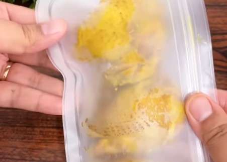 Ayam ungkep di wadah kedap udara