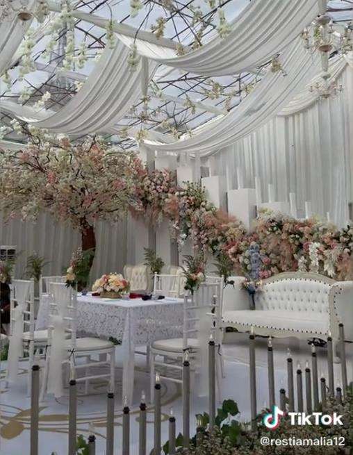 Tempat pernikahan tak lazim di bekas rawa-rawa.