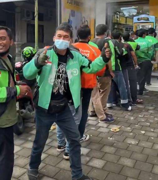 Mesin capit uang diserbu drive ojol.