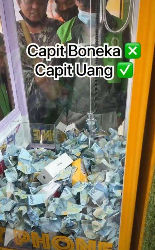 Mesin capit uang diserbu drive ojol.