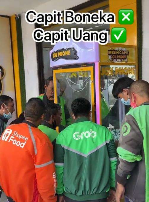 Mesin capit uang diserbu drive ojol.