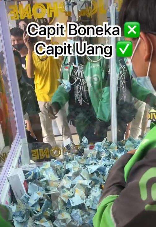 Mesin capit uang diserbu drive ojol.