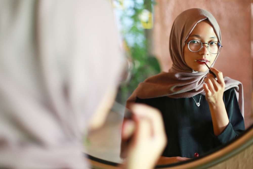 Menggunakan Lipstik