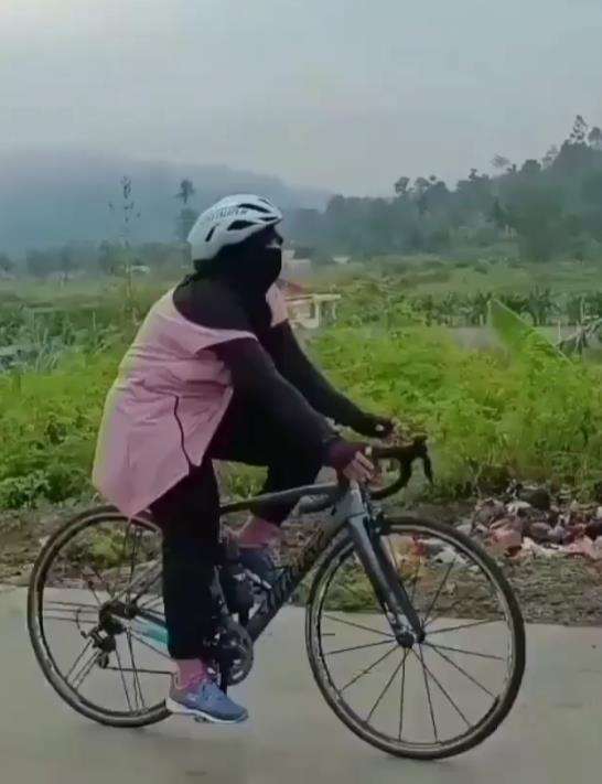 Lagi enak-enak gowes malah nyungsep ke semak belukar.