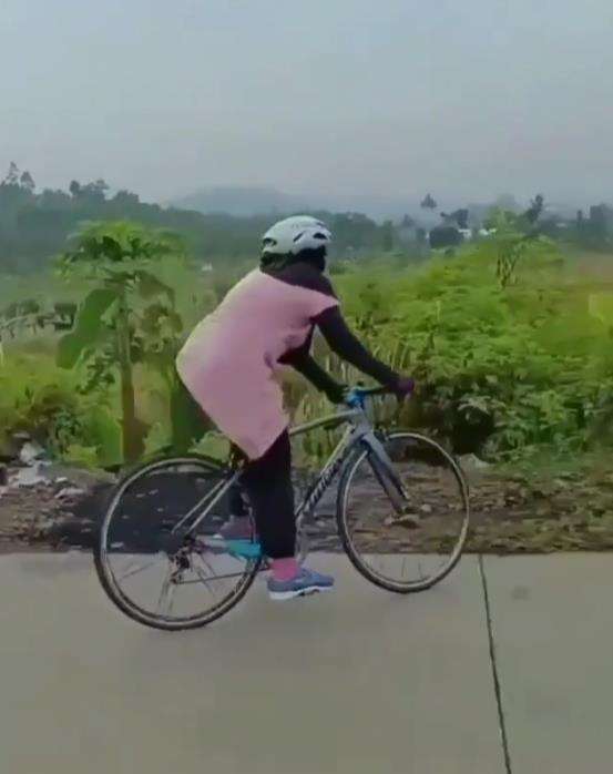 Lagi enak-enak gowes malah nyungsep ke semak belukar.