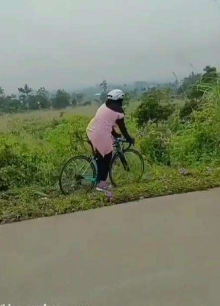 Lagi enak-enak gowes malah nyungsep ke semak belukar.