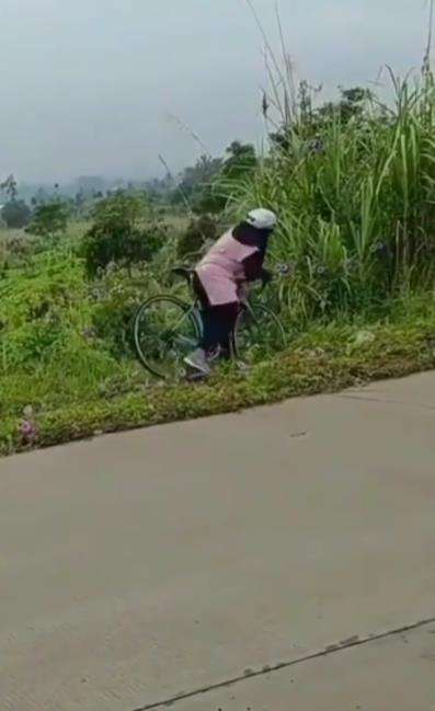 Lagi enak-enak gowes malah nyungsep ke semak belukar.