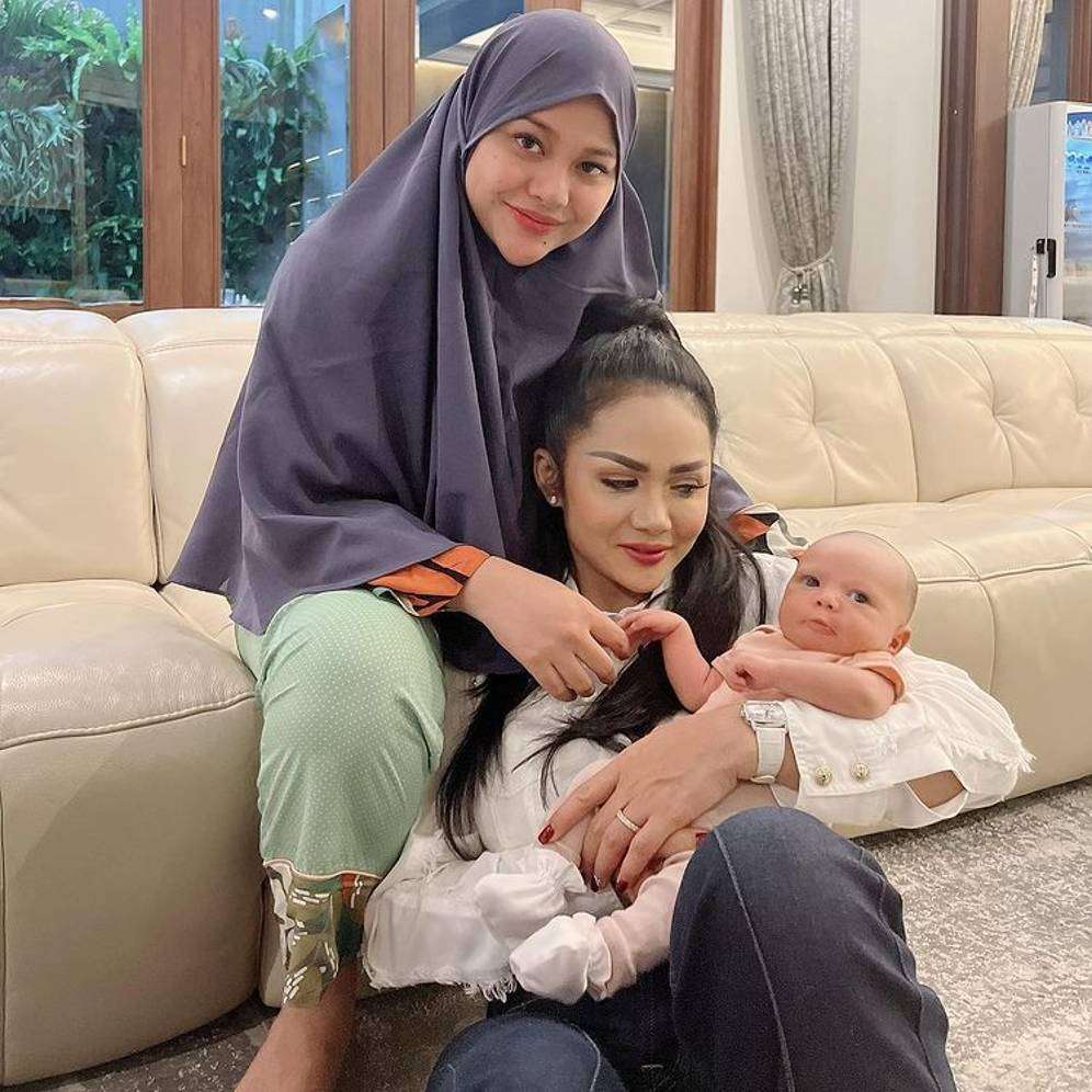 Krisdayanti dan cucunya