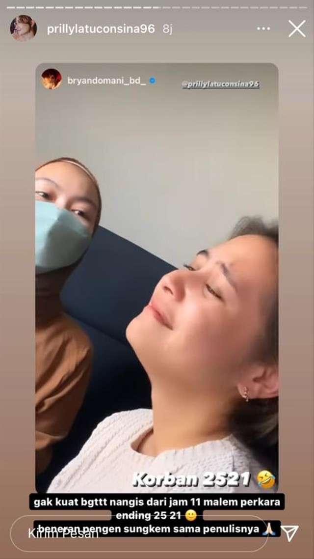 Prilly Latuconsina menangis