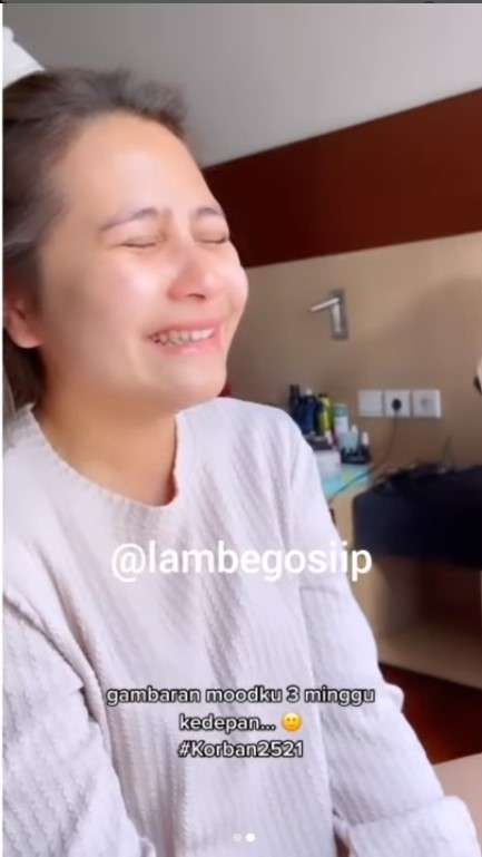 Prilly Latuconsina menangis