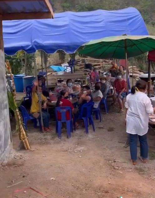 Dikira warung, turis malah masuk acara hajatan.