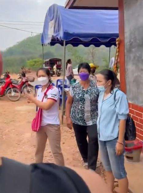 Dikira warung, turis malah masuk acara hajatan.